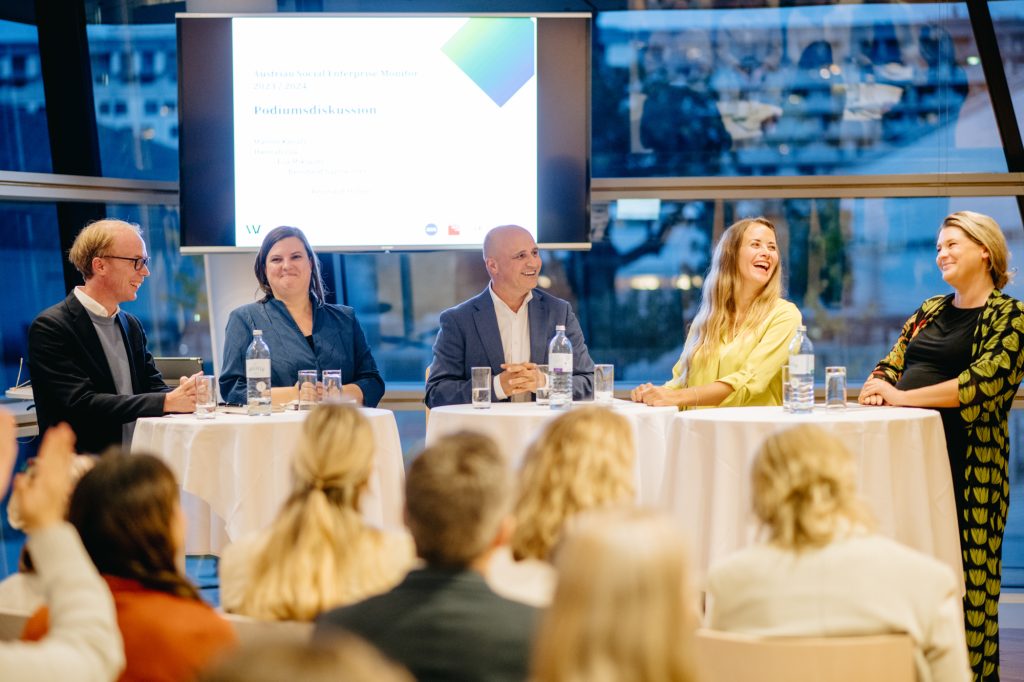 Menschen diskutieren am Podium.