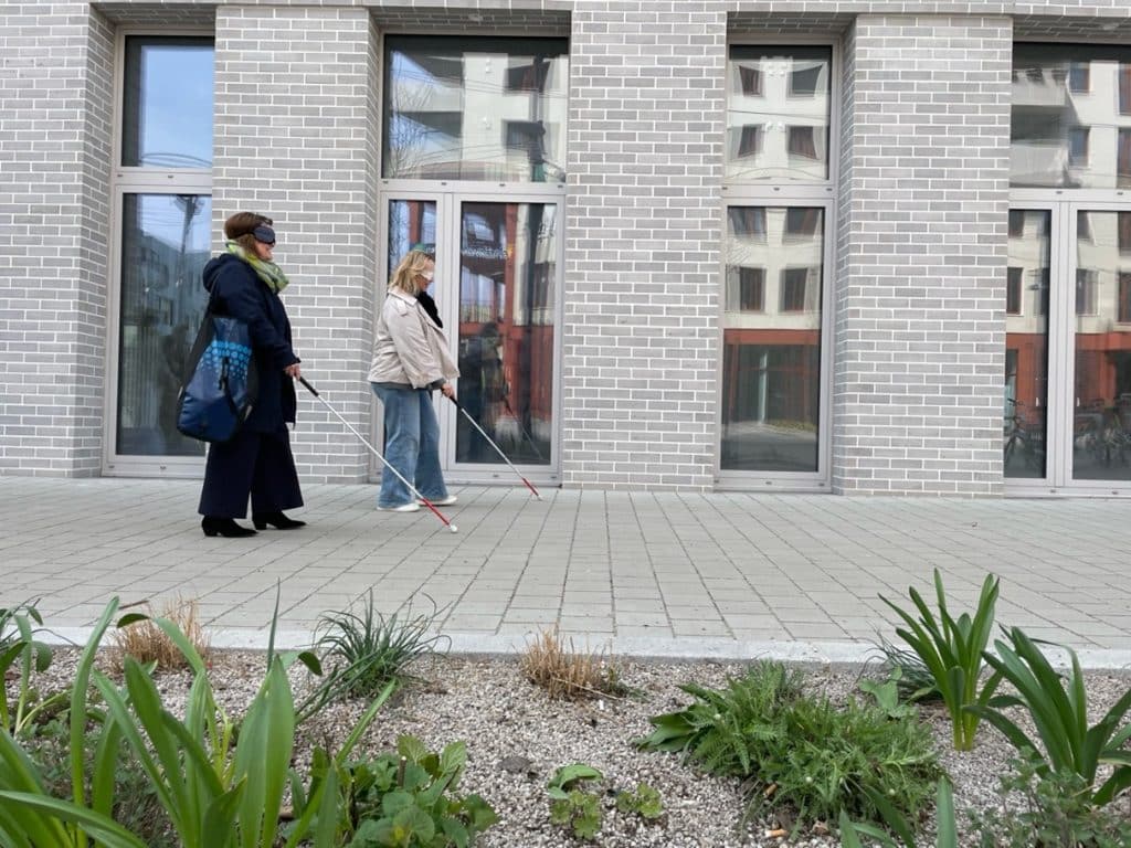Teilhabe „zum Angreifen“ – Nachlese zum SI-plus-Nachmittag bei der ESF+ Jahrestagung 2026 - 14. April 2026 Personen mit Blindenstöcken vor einem Gebäude