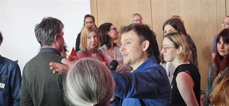 Teilhabe „zum Angreifen“ – Nachlese zum SI-plus-Nachmittag bei der ESF+ Jahrestagung 2026 - 14. April 2026 Eine stehende Personengruppe mit Moderation.